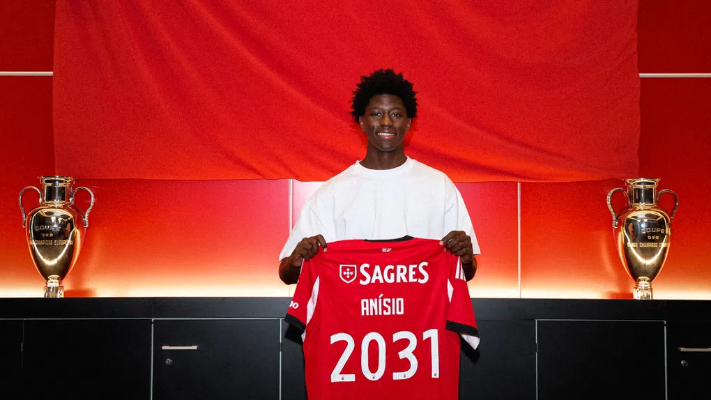 Anisio Cabral poses with his Benfica shirt