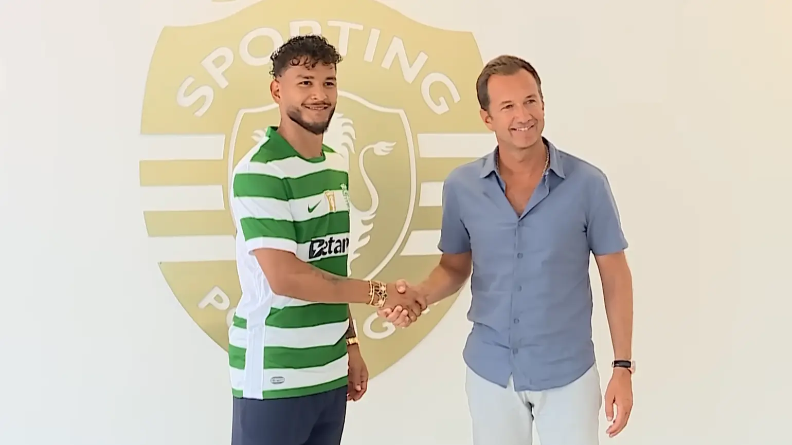 Luis Suarez posing in a Sporting CP kit